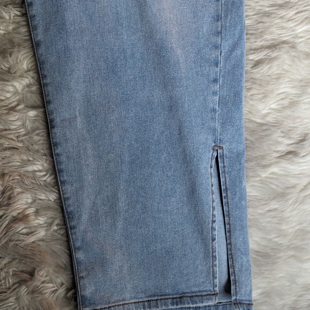 Final Price NWT Eloquii Straight Leg Jeans With Slit in Light Wash - Picture 6 of 14